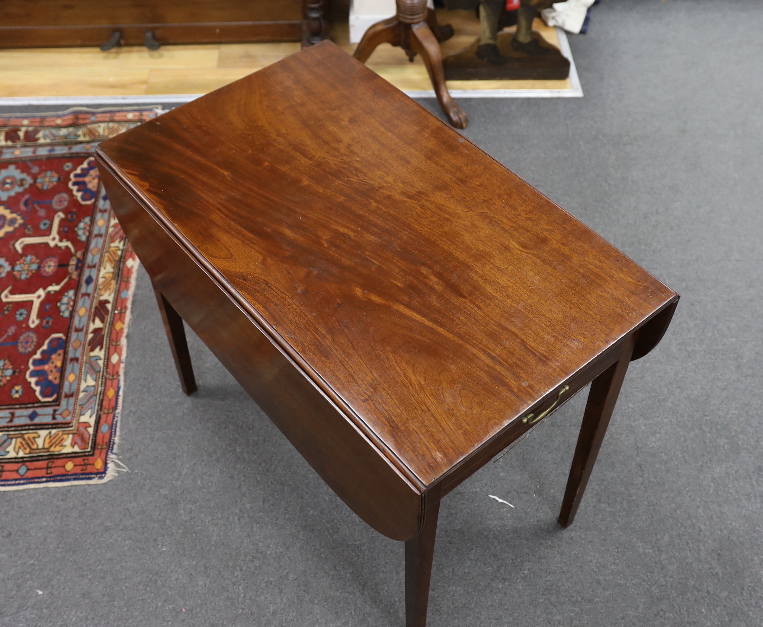 A George III mahogany Pembroke table, width 85cm, depth 52cm, height 71cm